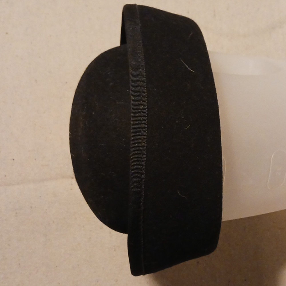 Ladies black hat soft thick felt hat with ribbon trim.Black.